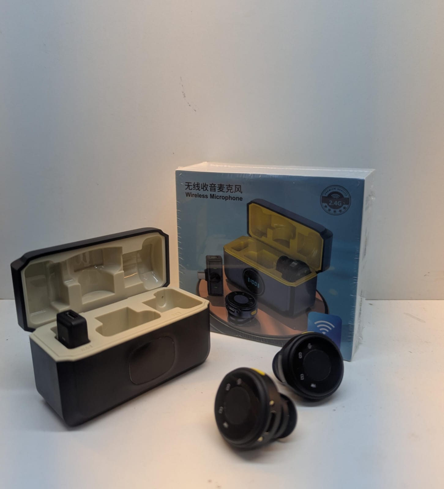 2.4G wireless dual-lavalier microphone system with a portable charging case.