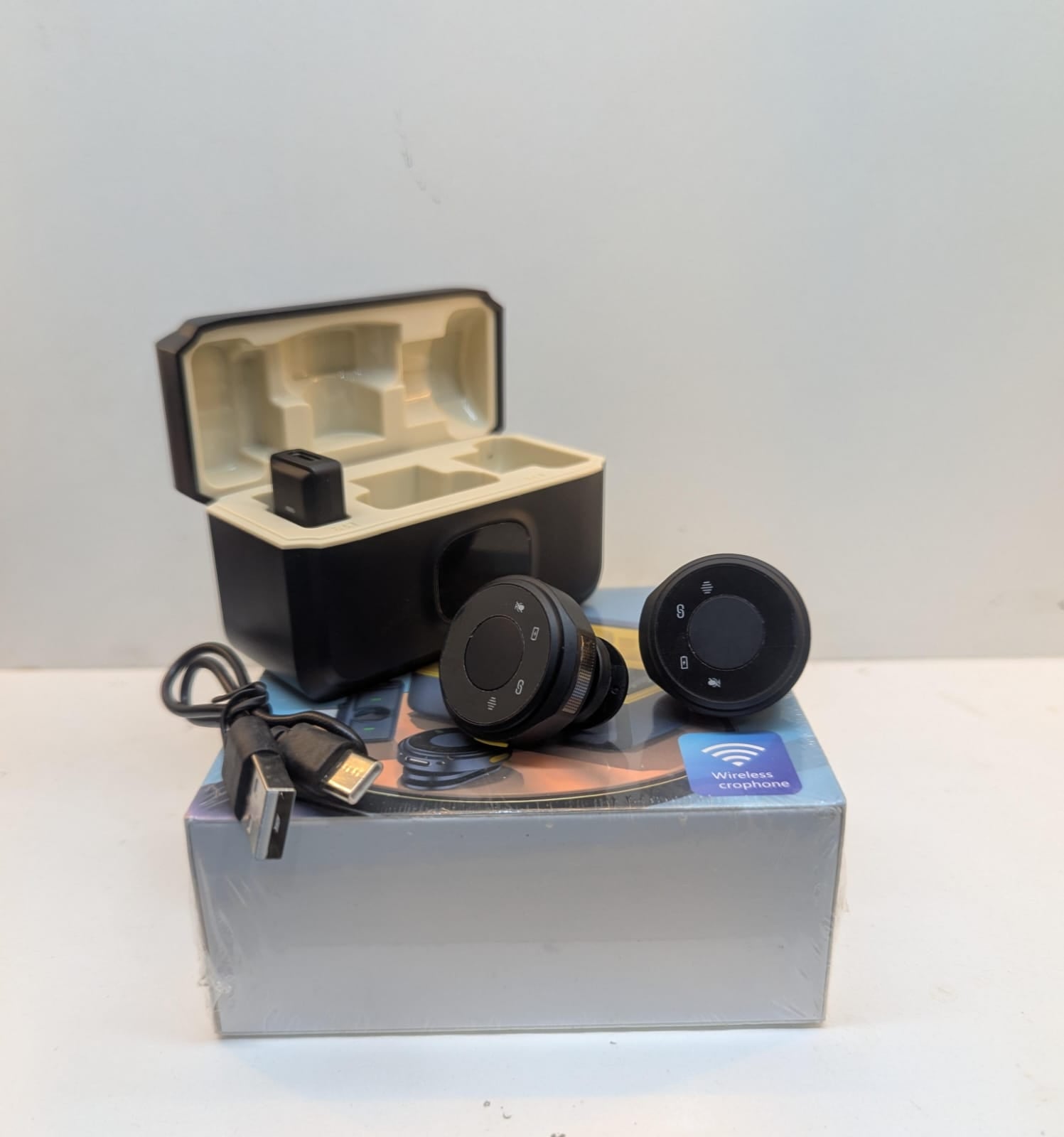 2.4G wireless dual-lavalier microphone system with a portable charging case.