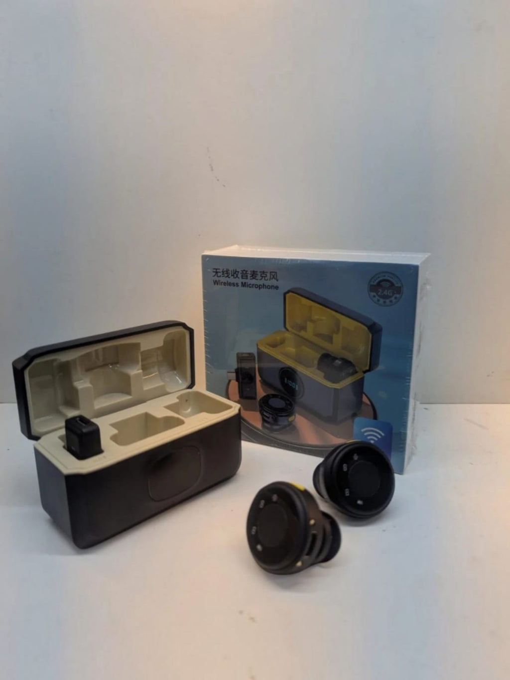 2.4G wireless dual-lavalier microphone system with a portable charging case.